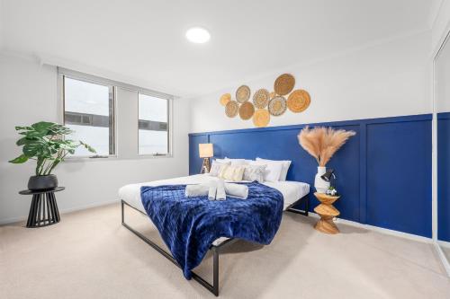 Ένα ή περισσότερα κρεβάτια σε δωμάτιο στο Elegant 1BR w Pool Gym City Views n Parking