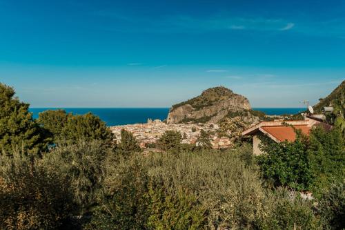 ein Blick auf das Meer von einem Berg in der Unterkunft Villa Teresa in Cefalú