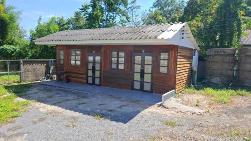 un piccolo capanno in legno con tetto di stagno di Banpakan homestay 