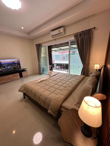 Giường trong phòng chung tại Chotam House