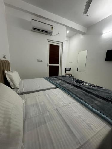 En eller flere senge i et værelse på Shri radha kripalu dham