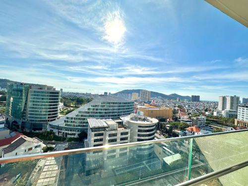 头顿Center Point The Sóng Vung Tau - Infinity Pool的从大楼顶部可欣赏到城市美景
