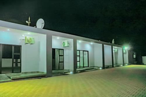 un edificio bianco con una fila di finestre di notte di Dzire Guesthouse a Thohoyandou