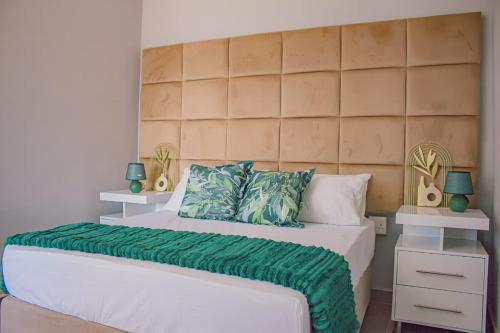 una camera da letto con un letto grande con testiera in legno di Dzire Guesthouse a Thohoyandou