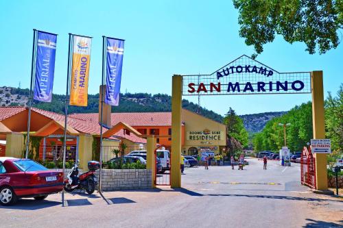 a shopping center with a sign that reads san marino at Mobile Homes Victoria San Marino in Lopar