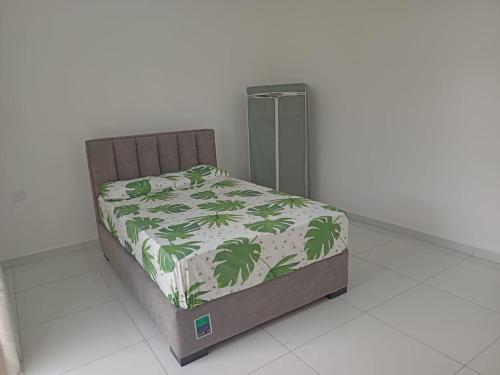 Giường trong phòng chung tại COZY Two BEDROOM APARTMENT- YAKKALA