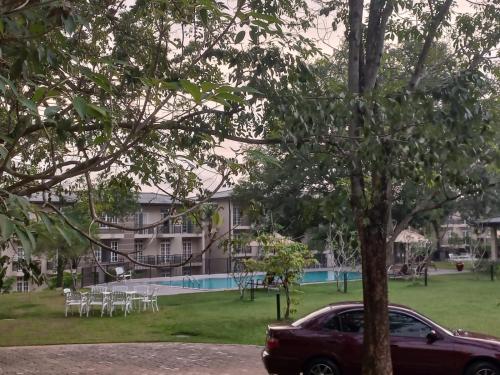 Hồ bơi trong/gần COZY Two BEDROOM APARTMENT- YAKKALA