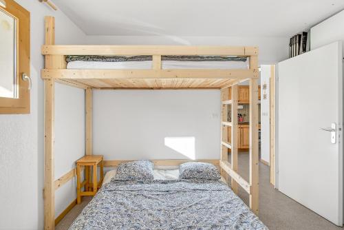 a bedroom with two bunk beds and a closet at appartement Superdevoluy in Superdevoluy