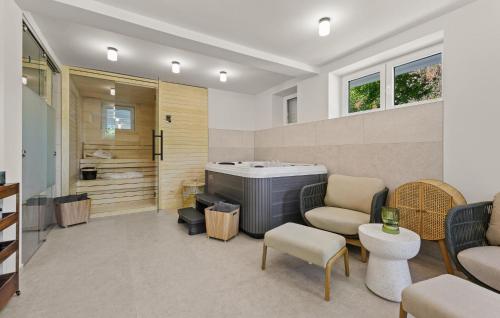 Et opholdsområde på Gorgeous Home In Opric With Sauna