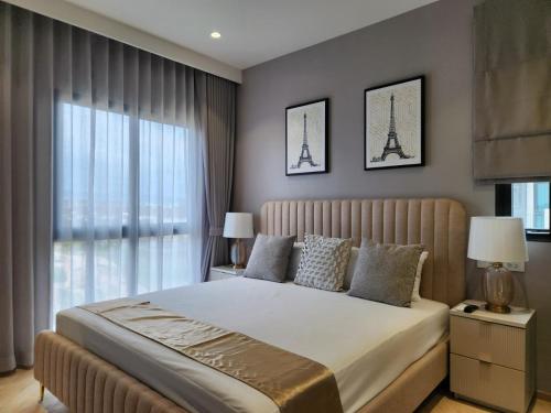 een slaapkamer met een bed en de eiffeltoren bij WEG Title Legendary in Bang Tao Beach