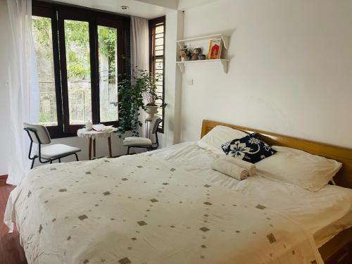 Ein Bett oder Betten in einem Zimmer der Unterkunft L'e'tage House