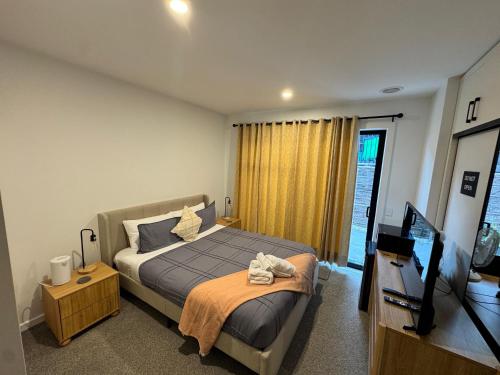 Giường trong phòng chung tại Riseonic Properties