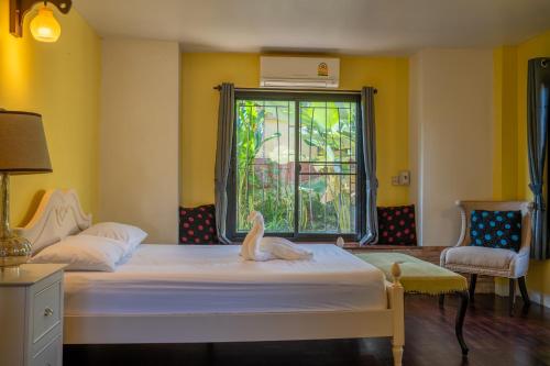 a bedroom with a bed with a bird on it at Verryn Khao Kho บ้านพักหลังใหญ่สำหรับ 8 ท่าน ข้ามถนนถึงวัดผาซ่อนแก้ว in Phetchabun