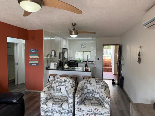 ein Wohnzimmer mit Sofa und eine Küche in der Unterkunft 230 Laguna La Crete in Margate