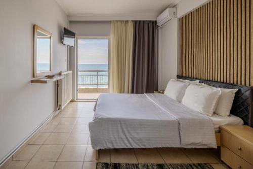 a bedroom with a bed with a view of the ocean at Vento di Mare in Perea