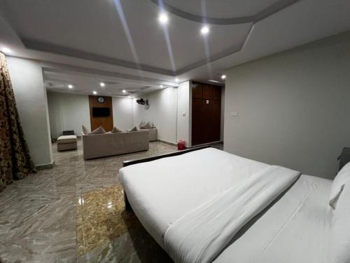 Voodi või voodid majutusasutuse Royal Blue Hotel toas