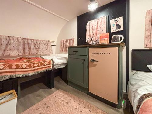 ein Zimmer mit zwei Betten und einem kleinen Schrank darin in der Unterkunft Beverly Glamping - Vacation STAY 82332v in Kakegawa