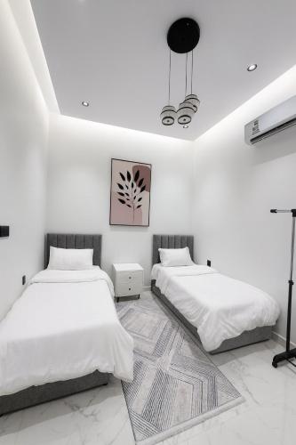 En eller flere senge i et værelse på Luxury 2BR Apartment -Prime Area