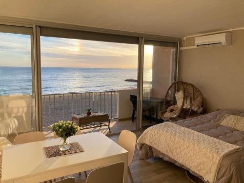 een slaapkamer met een bed en uitzicht op de oceaan bij Exceptional sea view! Comfortable apartment in La Celle-sous-Gouzon