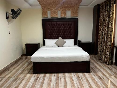 Voodi või voodid majutusasutuse Royal Blue Hotel toas