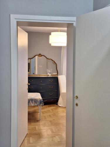 einen Flur mit einem Spiegel und einer Kommode in einem Zimmer in der Unterkunft al piccolo giardino in Vittorio Veneto