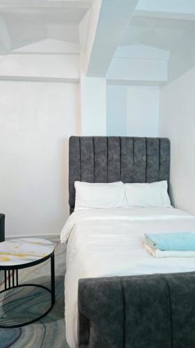 Postel nebo postele na pokoji v ubytování Lakira Shades