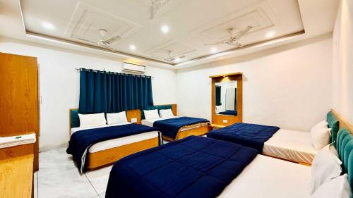 Ένα ή περισσότερα κρεβάτια σε δωμάτιο στο Hotel Raj Inn