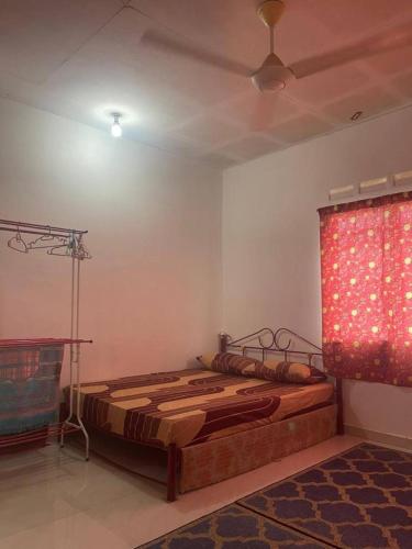 Un pat sau paturi într-o cameră la Salamah Homestay ISV 01004
