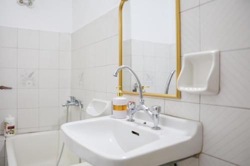 Bill Kostas Central Apartment