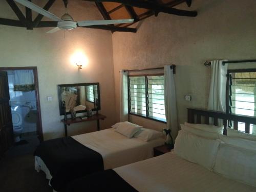Postel nebo postele na pokoji v ubytování Chalet along Zambezi River with Swimming Pool & WiFi & Safari & Boat Cruise