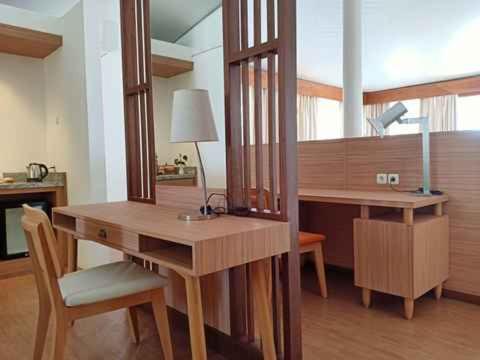 DehegilaMarahai Villa Morotai的客房设有木制书桌和镜子