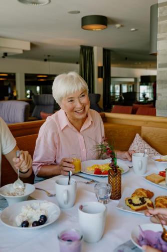 Επισκέπτες που μένουν στο DAS VIER Sport,- und Wellnesshotel