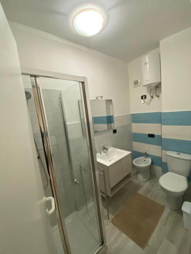a bathroom with a shower and a toilet and a sink at B&B Ramses in Uta