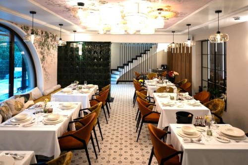 En restaurant eller et andet spisested på RUELLE Chateau Boutique