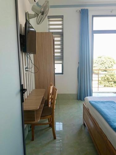 En eller flere senge i et værelse på Khách sạn Đạt Tiến Quân