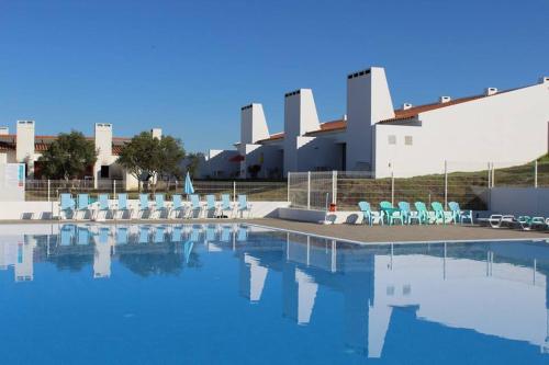 The swimming pool at or close to Parque de Campismo da Ilha do Pessegueiro