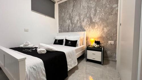 a bedroom with two beds and a wall mural at דירת 2 חדרים בטיילת בת ים in Bat Yam