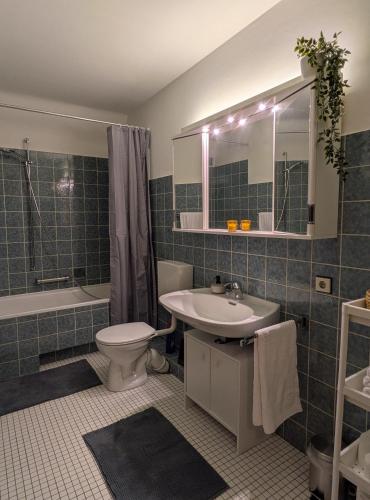 a bathroom with a sink and a toilet and a tub at Panoramablick vom Rodenberg in Rodenberg