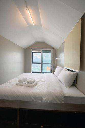 Giường trong phòng chung tại Noahs Ark Beachside Villa