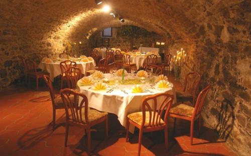 una sala da pranzo con tavoli e sedie in una grotta di Zum treuen Bartel a Markgröningen