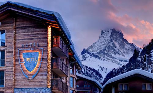 Nespecifikovaný výhled na hory nebo výhled na hory při pohledu z hotelu