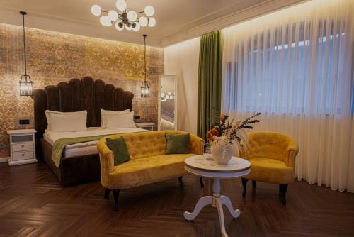 En eller flere senge i et værelse på RUELLE Chateau Boutique