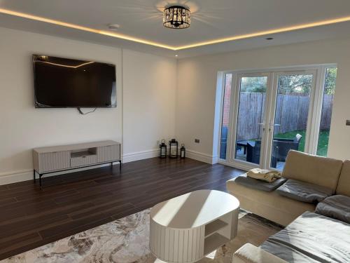 TV/trung tâm giải trí tại Stylish 5-Bed Home Minutes from Windsor Castle