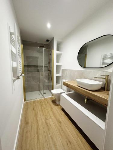 een badkamer met een toilet, een wastafel en een douche bij Mundaka Centre 2 in Mundaka