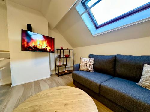 TV a/nebo společenská místnost v ubytování Luxury Suites Royal by Rikas Hotels