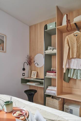 a room with a bed and a closet with a desk at Camping O'Aka in Leyme