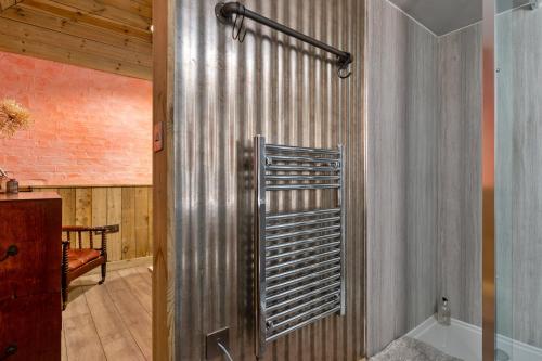 Et badeværelse på Finest Retreats - The Potting Shed at Island Hall