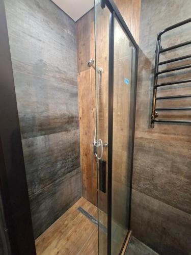 eine Dusche mit Glastür im Badezimmer in der Unterkunft Green house в центрі міста in Irpin