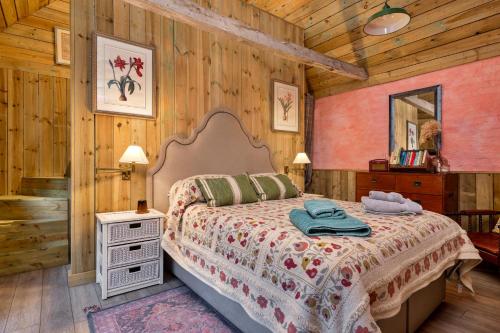 En eller flere senge i et værelse på Finest Retreats - The Potting Shed at Island Hall