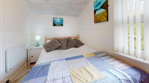 En eller flere senge i et værelse på D34 Homeleigh, Riviere Towans